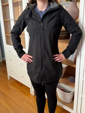 Eddie Bauer Women's Black Jacket - Lightweight Weather-Resistant Raincoat
